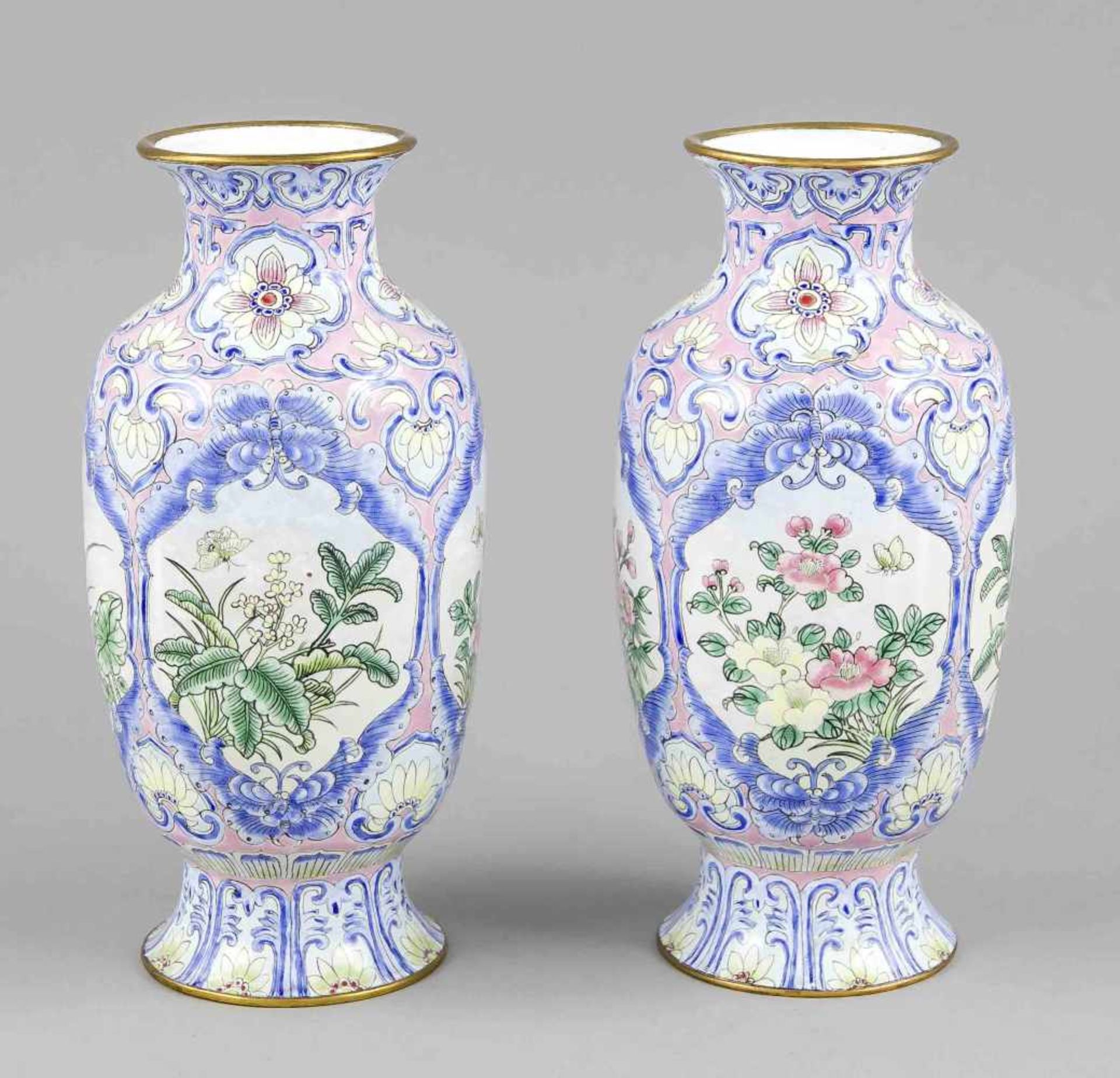 Paar Emaille-Vasen, China, um 1900, Messingkorpus?, Balusterform mit leicht ausgestelltemLippenrand. - Bild 2 aus 2
