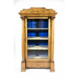 Biedermeier-Vitrinenschrank um 1820, Birke massiv/furniert, gerader, 1-türiger Korpus mitSchinkel-