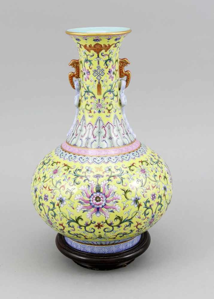 Famille-Rose-Vase, China, wohl Republik-Zeitlich. Der bauchige Korpus mit Lotos-Blüten undRanken vor