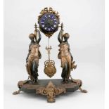 Figurenpendule, 2.H.19.Jh., mit 2 Frauen zweifarbig bronziert, tragen die Uhr als Kugel,in der