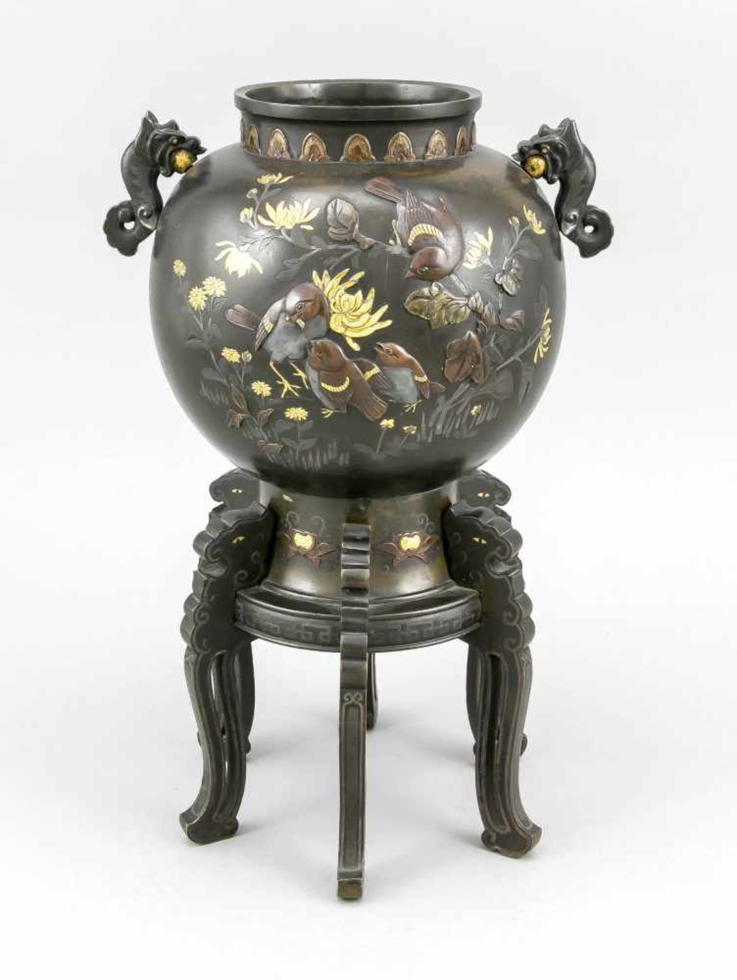 Vase, Japan, um 1900, dunkel patinierte Bronze und Goldtauschierung. Kugelig-geschulterteForm auf - Bild 2 aus 2