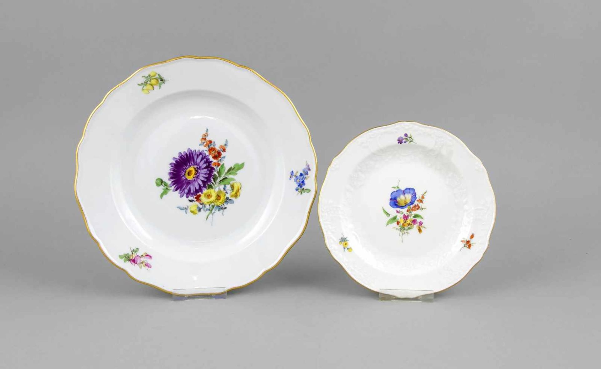 Zwei Teller, Meissen, Frühstücksteller, Marke nach 1950, 2. W., Form Neumarseille,polychrome