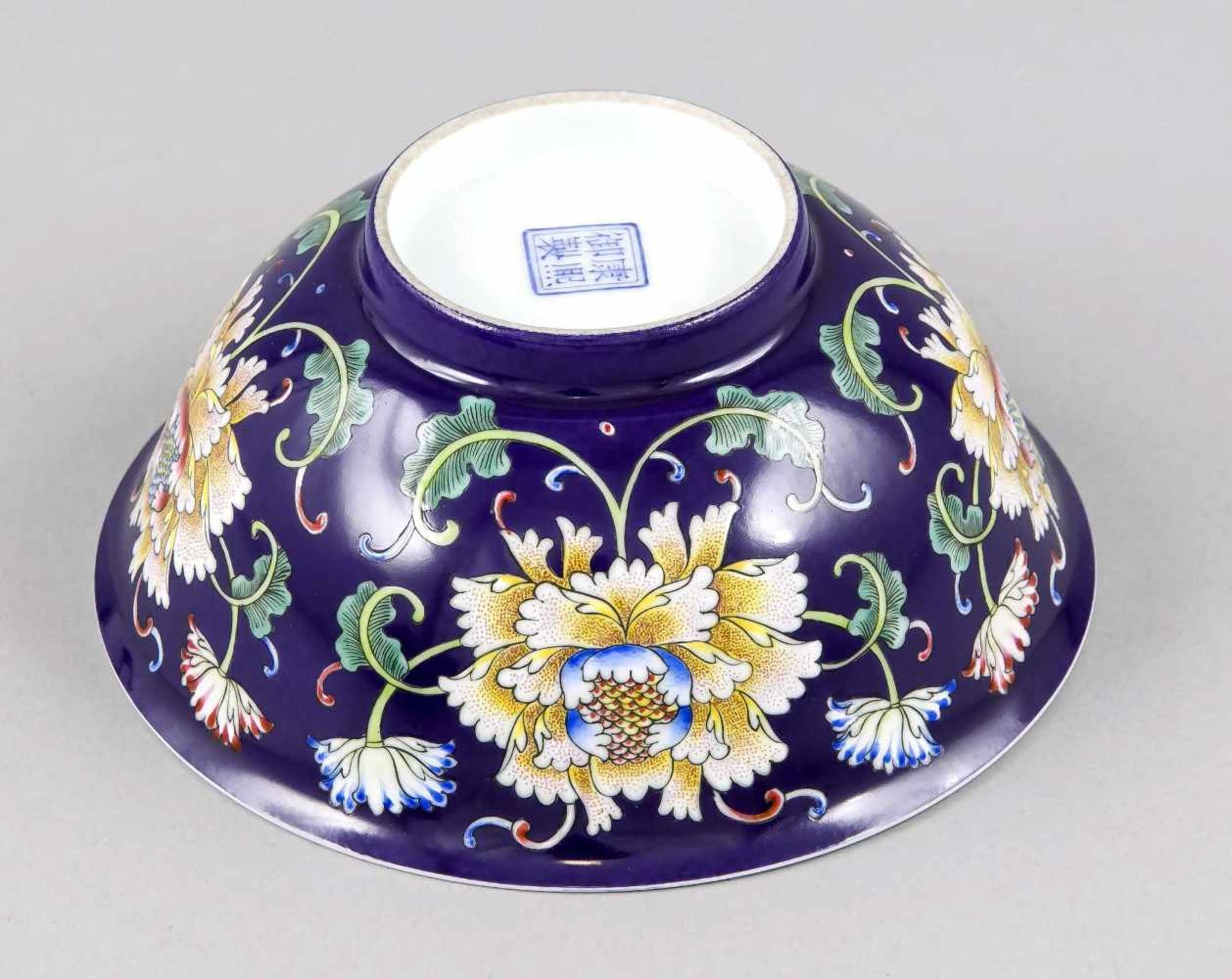 Kleine Schale mit Blüten-Dekor, China, um 2000. Zylindrischer Standring, leichtgeschweifte - Bild 2 aus 2