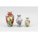 3 Cloisonné-Vasen, China, 20. Jh., 1 x mit Drachen (H. 10 cm), 1 x Millefiori (H. 13 cm),1 x mit