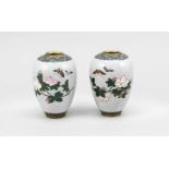 Paar kleine Cloisonné-Vasen, wohl China, Mitte 20. Jh., umlaufender Blumen- undSchmetterlings-Dekor,
