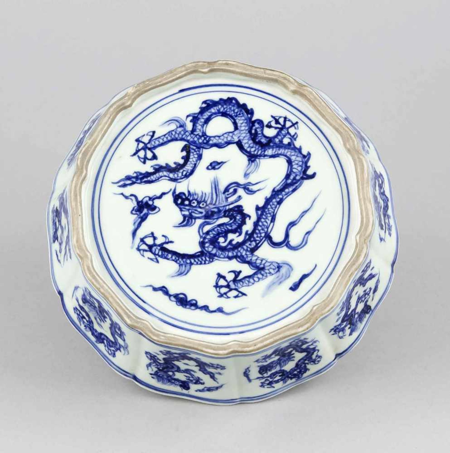 Blau-weiße Drachenschale, China, wohl 20. Jh., 10-fach gelappte Wandung in Blütenform,Spiegel und - Bild 3 aus 3