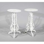 Paar gusseiserne Tische, Frankreich, Ende 19. Jh., weiß lackiert, durchbrochen gearb.Platte,