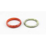 2 Armreifen, China, 19./20. Jh., 1 x Jade (Ø 8 cm), 1 x Achat (Ø 8,5 cm)2 bangles, China, 19th/