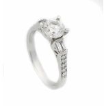 Brillant-Ring WG 750/000 mit einem Brillanten 1,0 ct l.get.W/SI, 4 Diamant-Baguettes und10
