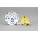 Vier Teile, Meissen, 1. W., Kaffeetasse mit UT, Marke 1817-24, UT 20. Jh.,Schwanenhalshenkel,