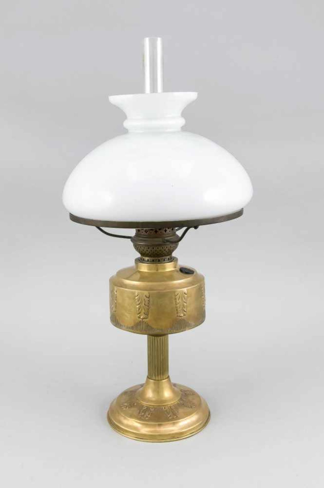 Jugendstil-Petroleumlampe, Deutschland, um 1900, bez. "Reform Rund-Brenner". Messing.Runder Fuß,