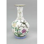 Famille-Rose Porzellan-Vase, China, Qing-Dynastie, 19. Jh. Flaschenvase mit Trompetenhals.Dekor