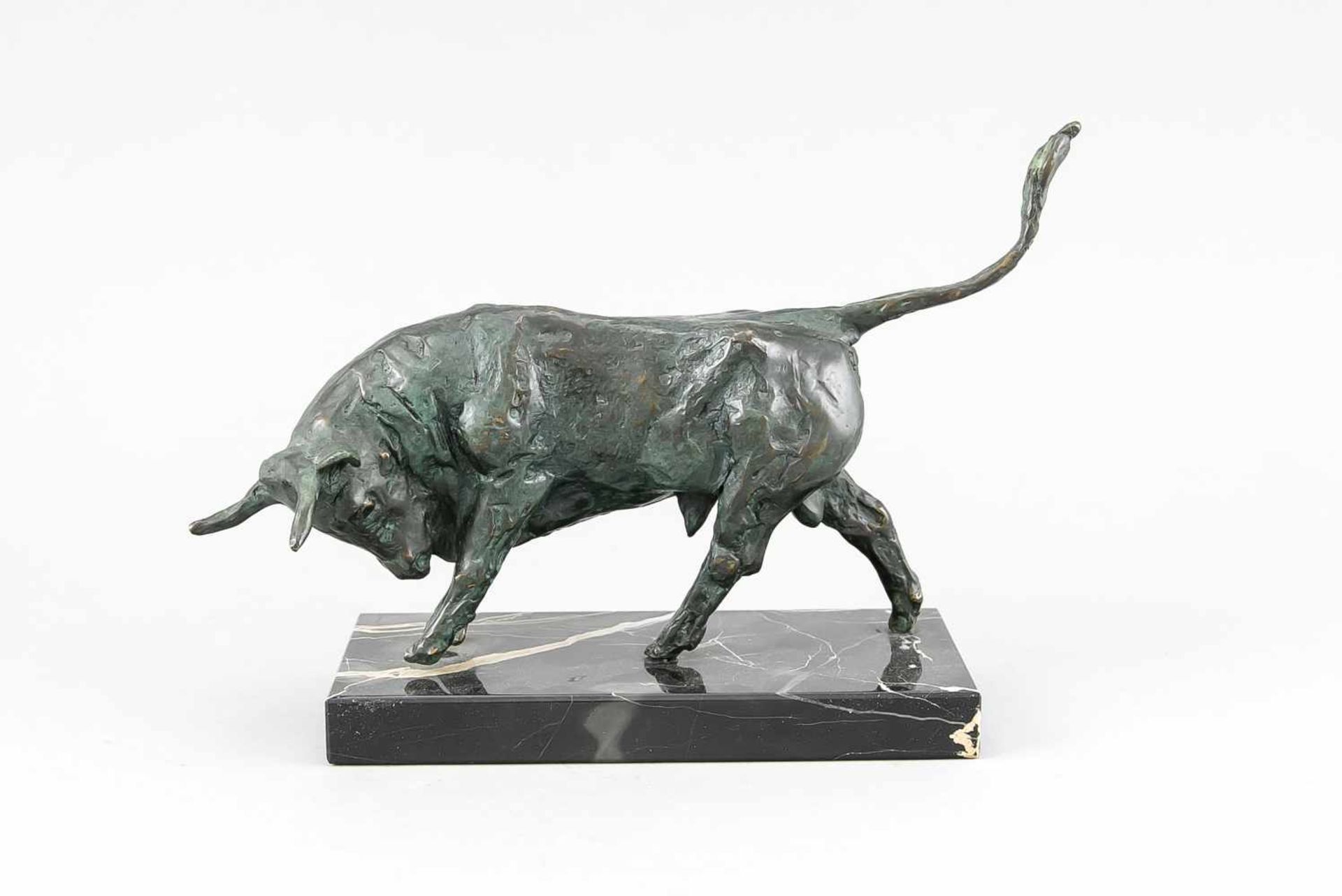 Kurt Arentz (*1934), "Angreifender Stier", Bronze mit grün-brauner Patina, am Bauch sign.,