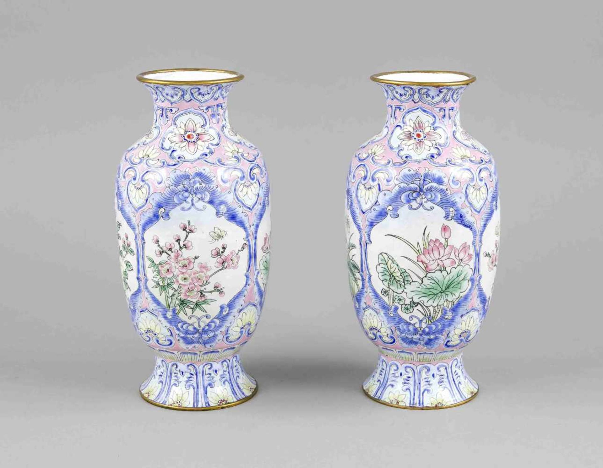Paar Emaille-Vasen, China, um 1900, Messingkorpus?, Balusterform mit leicht ausgestelltemLippenrand.
