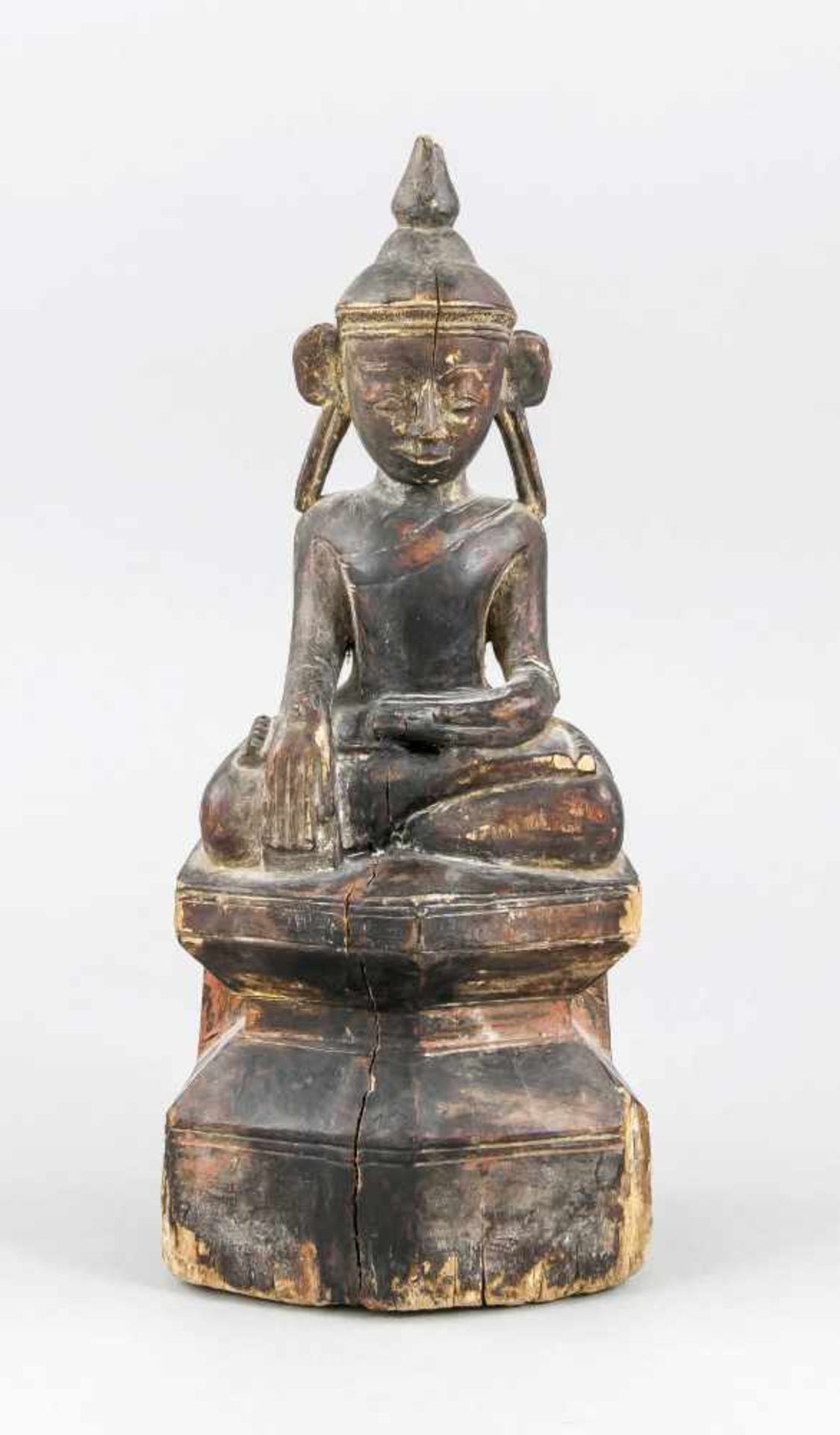Buddha, wohl Tibet, 19. Jh. oder früher?, Holz mit dunkler Patina und Resten vonVergoldung. Im