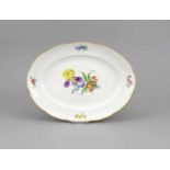 Ovale Platte, Meissen, 1970er Jahre, 1. W., Form Ozier, im Spiegel polychrome Malerei,Dekor Blume 3,