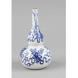 Doppelkürbis-Vase (Hu Lu Ping-Form), China, Ende 19. Jh. Qualitätsvoller,unterglasurblauer Dekor mit