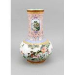 Famille-Rose-Vase, China, 20. Jh., der bauchige Korpus ist mit einer kontinuierlichenWasserszene