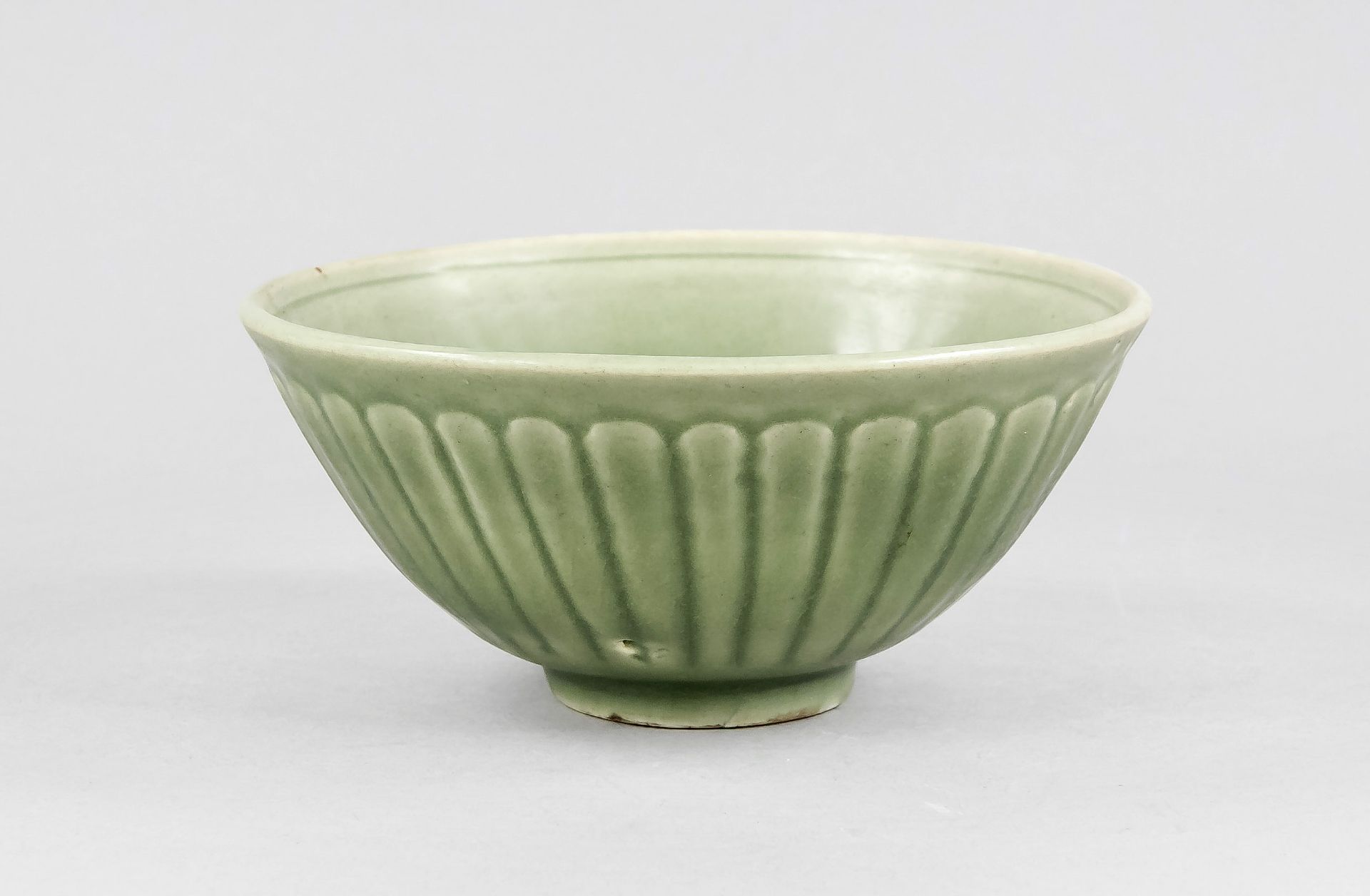 Seladon-Schale, China, Außenwanddekor als stilisierte Lotosblüte, Ø 17 cm, H. 7 cmCeladon bowl,