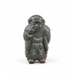 Netsuke, Japan, 19. Jh.?, Horn/Schildpatt? Kleiner Mann oder Junge eine Grimasseschneidend, eine