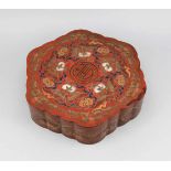 Große Lackdose mit Fledermaus-Dekor, China, um 1900. Sechspassige Form, Holzkern mitRotlack