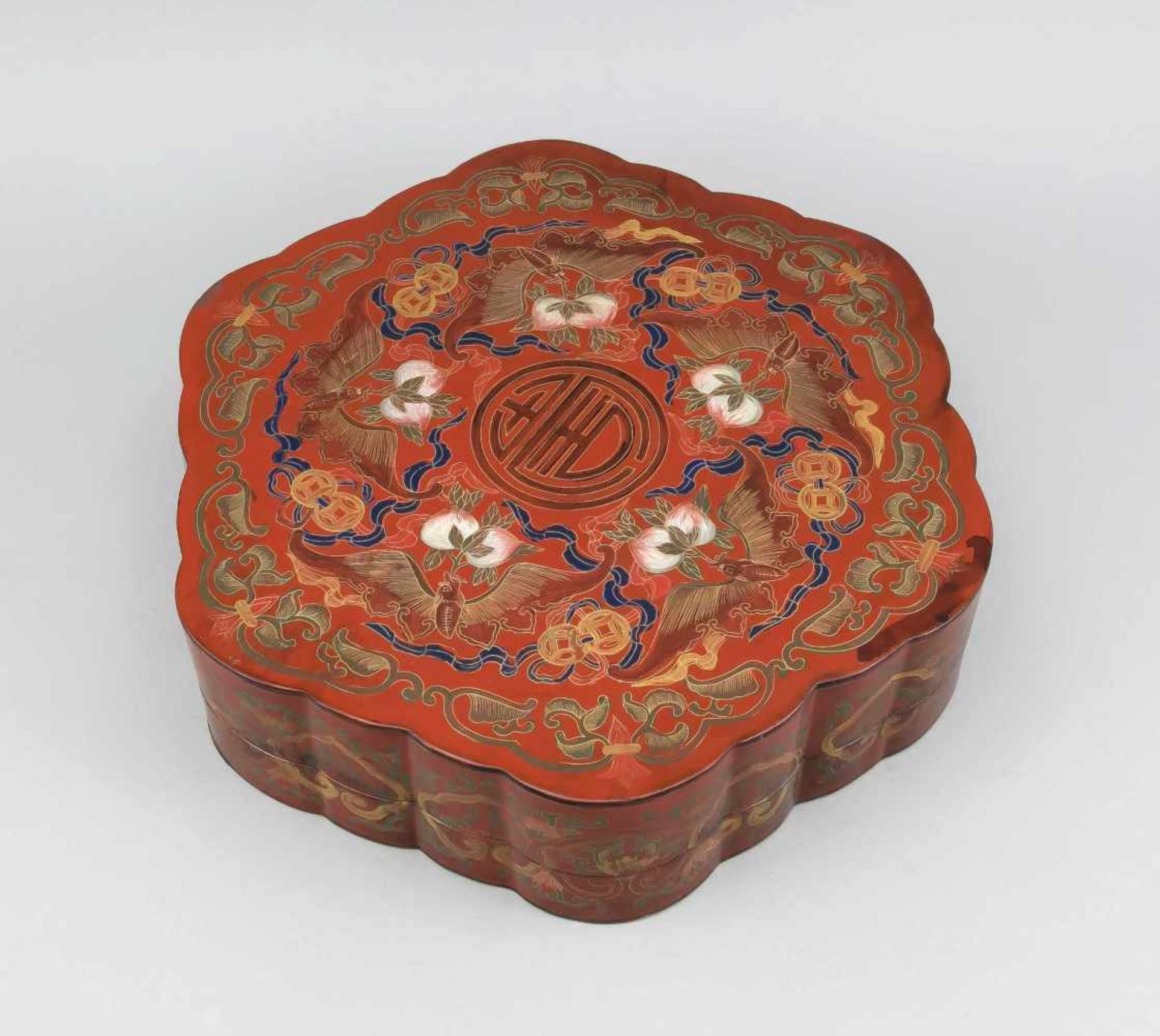 Große Lackdose mit Fledermaus-Dekor, China, um 1900. Sechspassige Form, Holzkern mitRotlack