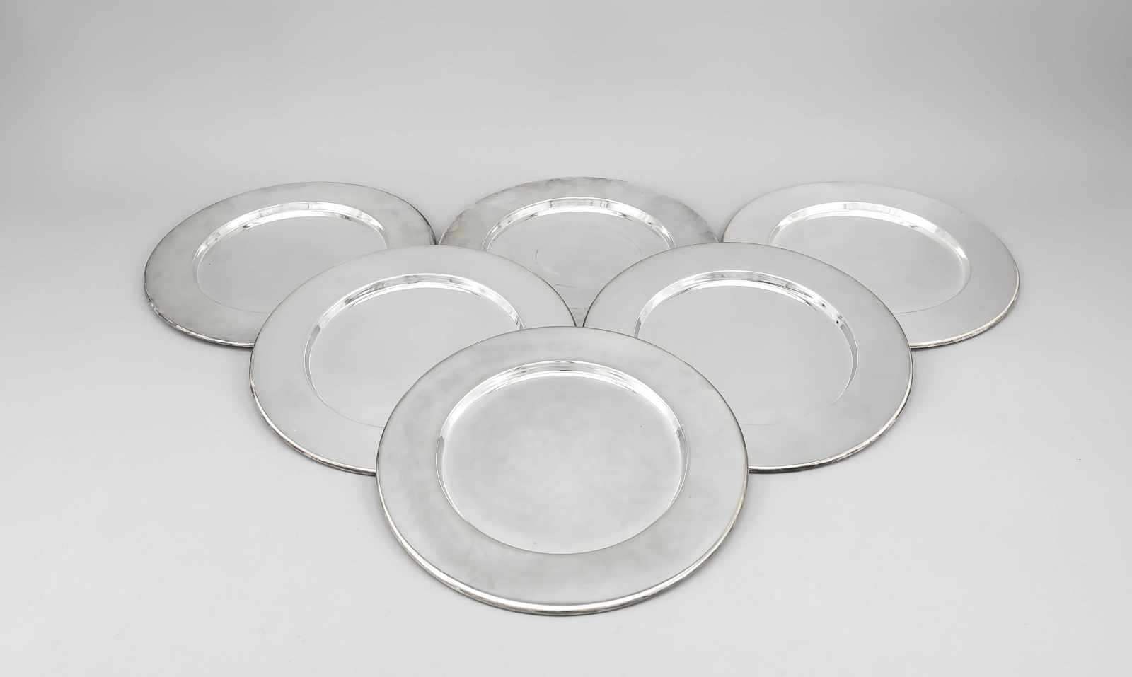 Acht Platzteller, 20. Jh., plated, glatte gemuldete Form, Ø 29,5 cmEight charger plates, 20th