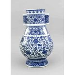 Große Vase (Hu-Form), China, 18. Jh. Qianlong (1736-1795). Umlaufender Dekor inUnterglasur-Blau