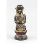 Kleiner Buddha, Thailand, wohl um 1900. Holz mit schwarzem Lacküberzug undVergoldungsresten. Im