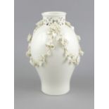 Vase, Nymphenburg, 20. Jh., weiß, platischer Blütenbesatz, durchbrochen gearbeiteter Hals,H. 25