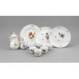 Restservice, 12-tlg., Meissen, nach 1950, 2. W., Form neuer Ausschnitt, polychromeBlumenmalerei,