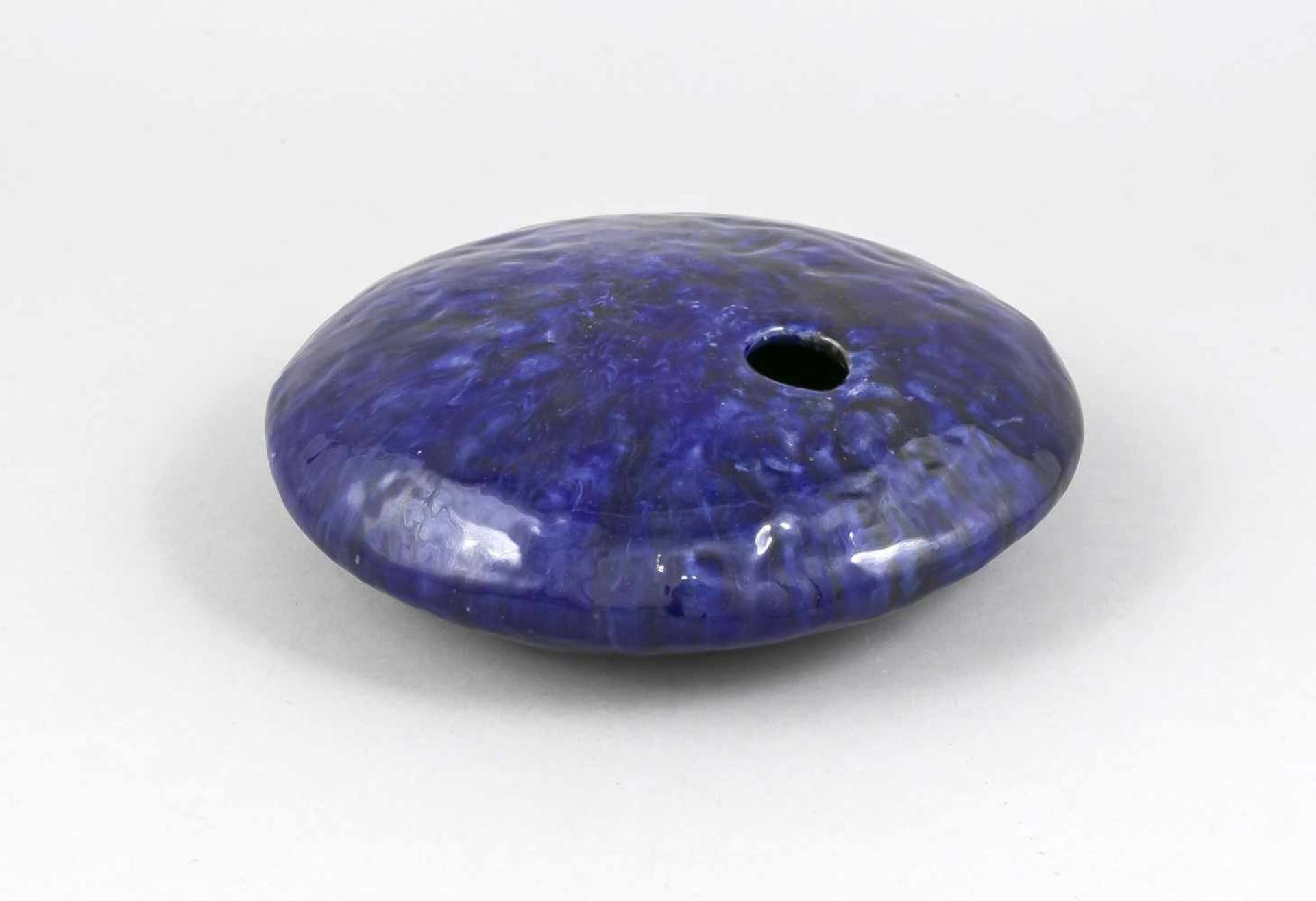 Kerzenhalter in Diskus-Form, 2. H. 20. Jh., wohl Dänemark, Keramik mit einer dicken,kobaltblauen