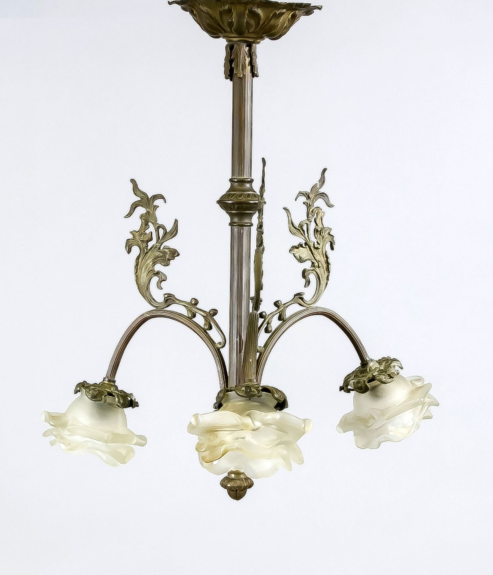 Kleine Deckenlampe, 1. H. 20. Jh., elektr., 3-flg., Gelbgussgestänge mit vegetabilemDekor,