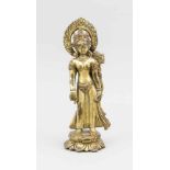 Tara, Tibet, um 1900. Feuervergoldete Bronze. Auf einem runden Lotossockel stehend, derKopf von