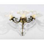 Dreiflammige Wandlampe, 20. Jh., Messing, mit floralem Dekor, mattierte Glasschirme inBlütenform, L.