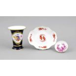 Drei Teile, Meissen, Trompetenvase, Marke 1924-34, 1. W., Modellnr. Q 228, frontseitigpolychrome