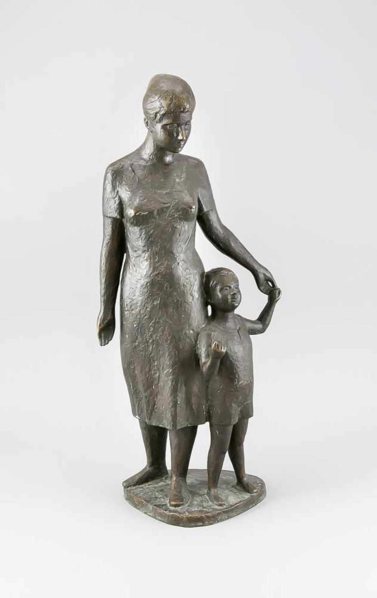 Anonymer Bildhauer Mitte 20. Jh., große Figurengruppe "Mutter mit Kind", patinierte,schwere Bronze