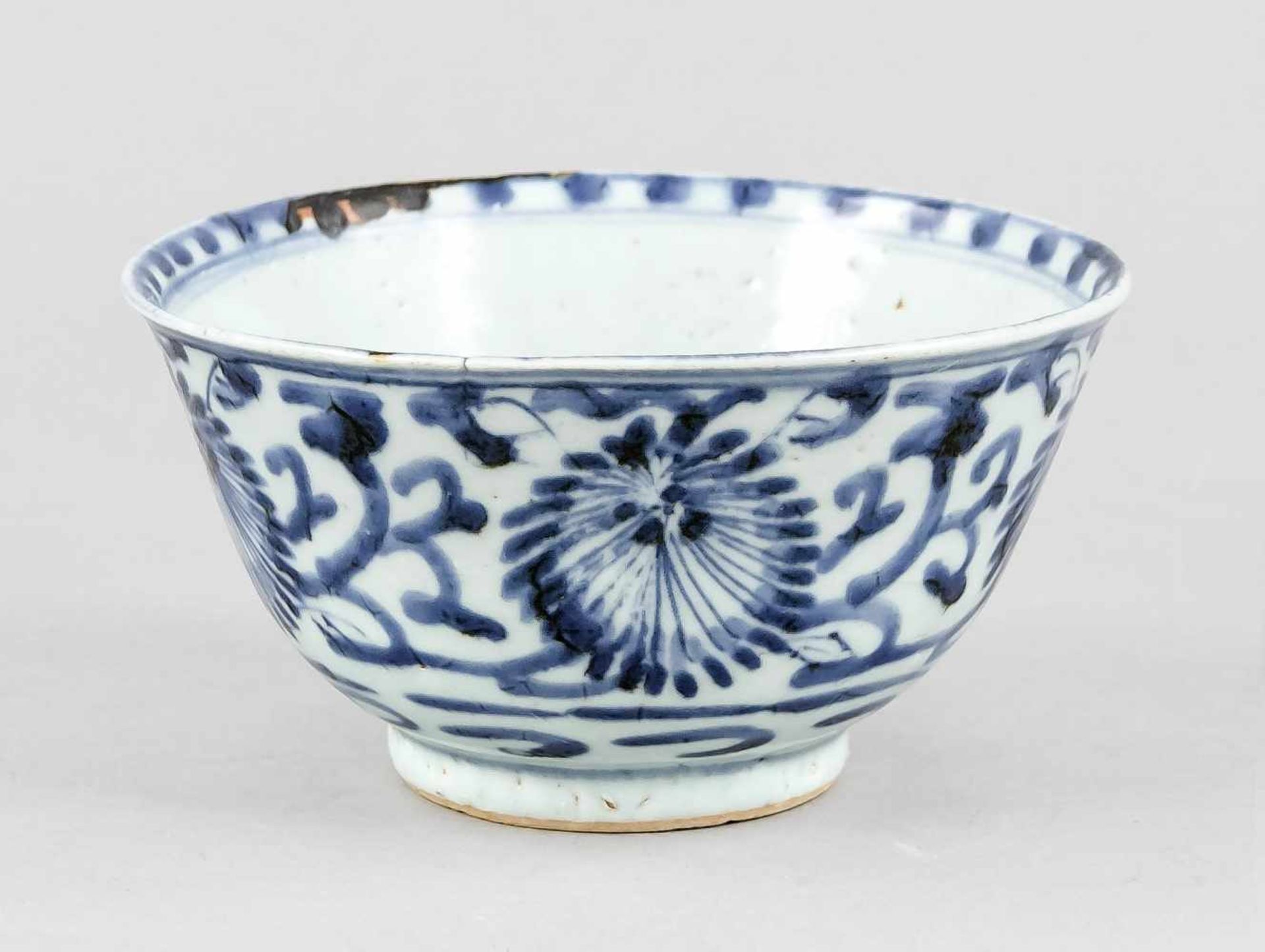 Blau-weiße Schale, China, wohl Ming/Qing-zeitlich, Spiegel und Außenwandung mitBlütenranken-Dekor in - Bild 2 aus 2