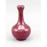 Garlic-Head Ochsenblut-Vase, China, 20. Jh, bauchiger Korpus, schlanker Hals am oberenEnde leicht