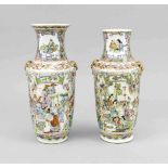 Paar Famille-Verte Vasen, China, 19. Jh., geschulterte Form mit figürlichen Handhaben mitRingen.