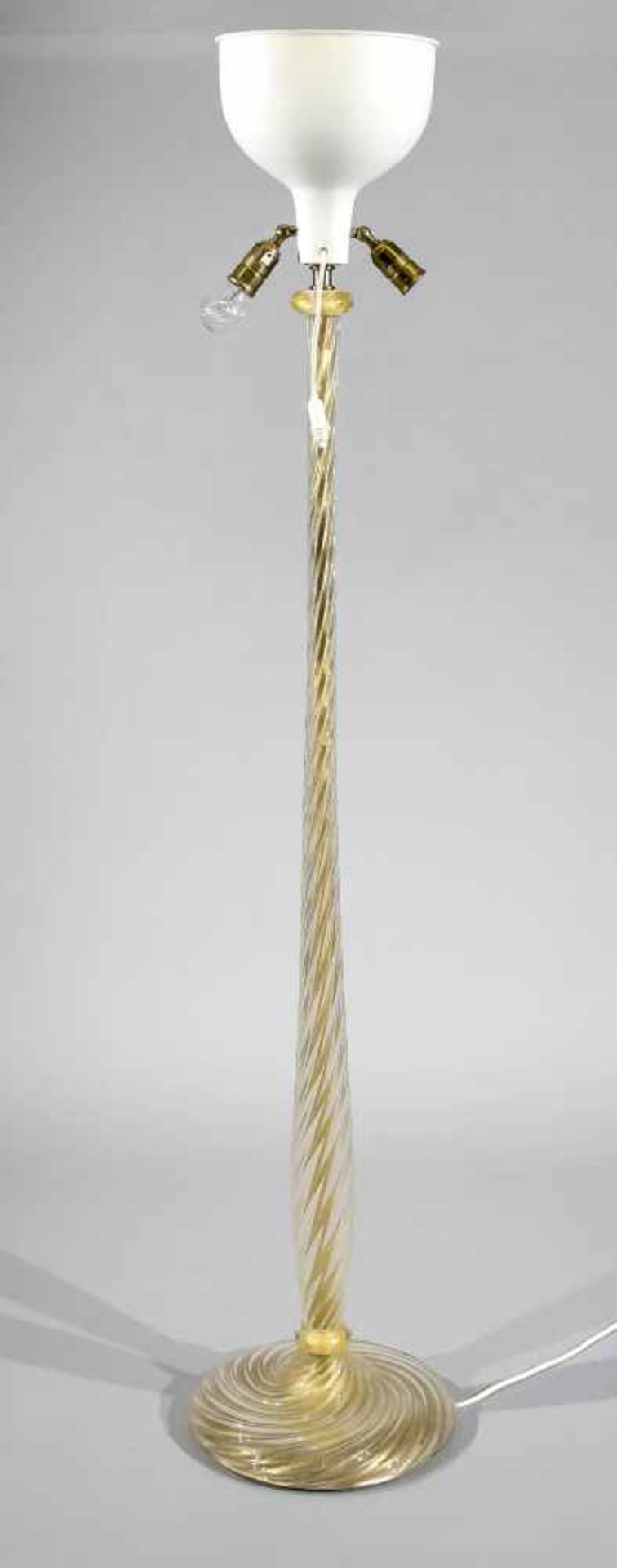Murano Standlampe, um 1970, elektr., 3-flg., Messingschaft spiralförmig mit klarem Glasüberfangen,