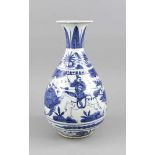 Blau-weiße Flaschenvase mit Trompeten-Hals, China, wohl 20. Jh., Kobaltblauer Dekor mitSzenen aus