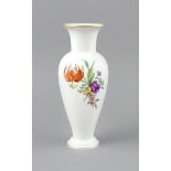 Vase mit Blumenmalerei, KPM Berlin, Marke 1962-1992, 1. W., Malermarke, Form Juventute,frontseitig