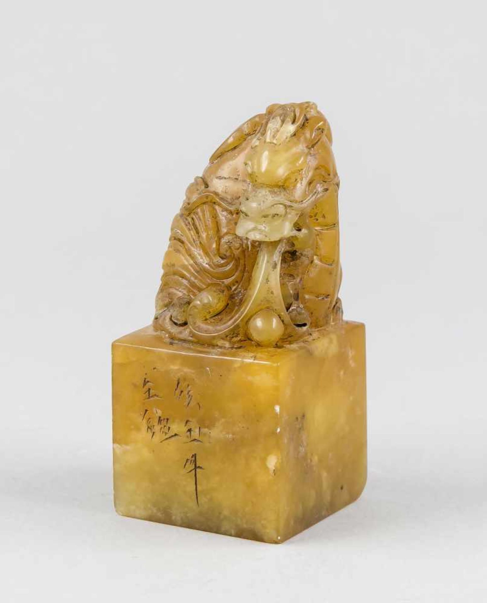 Siegel, China, 20. Jh., honigfarbener Shoushan-Stein. Würfelform mit aufsitzendem Drachenund