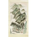 Hängerolle, China, 20. Jh., Landschaft mit Bergen im Nebel in Grün-Blau-Tönen mitGoldhöhungen,