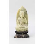 Buddha, China, wohl 1. Hälfte 20. Jh. Blassgrüner und anthrazitfarbener Speckstein
