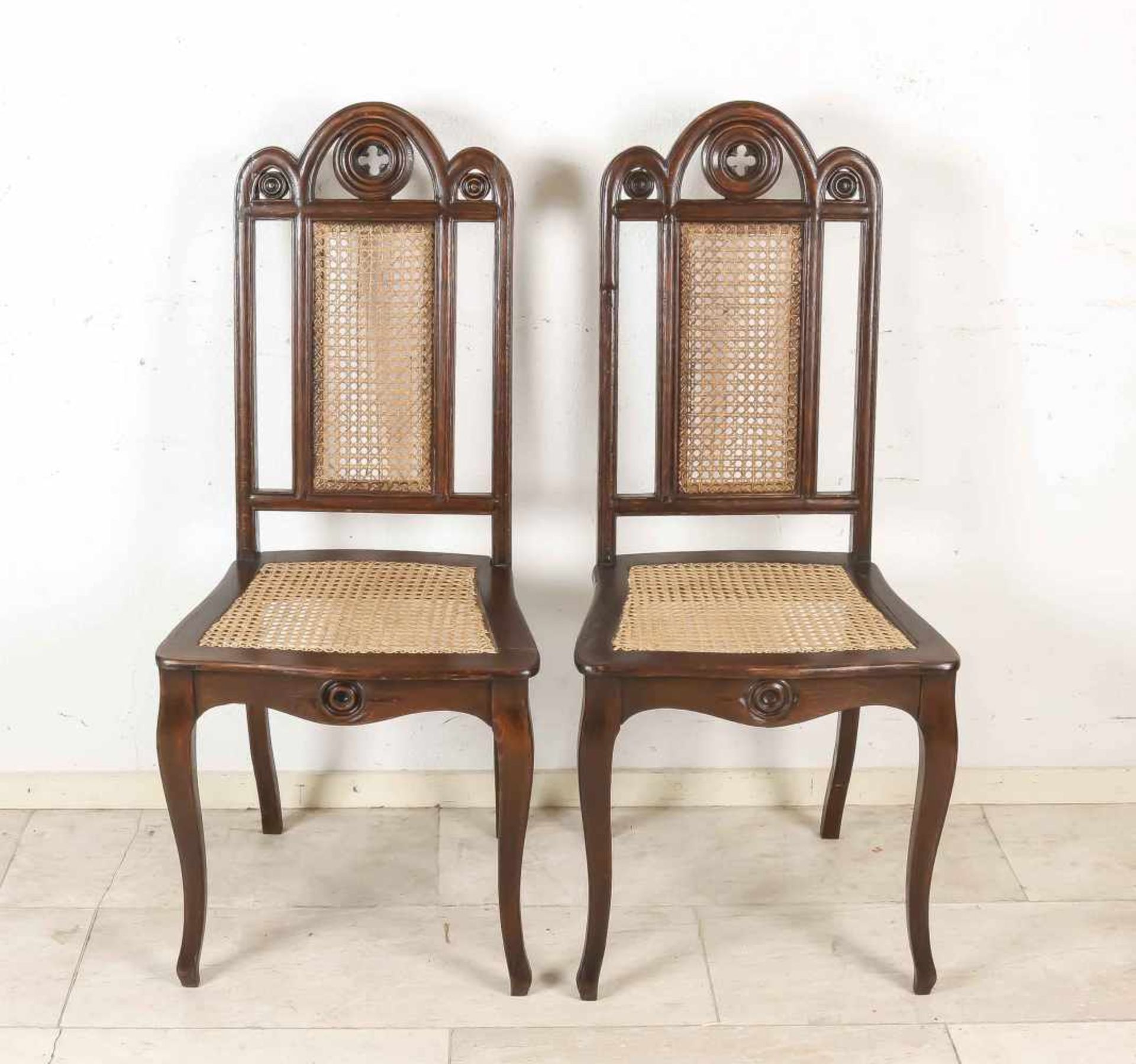Sechs Stühle im neo-gotischen Stil, um 1920, Eiche massiv, Sitz und Rücken mitRohrgeflecht, 105 x 46