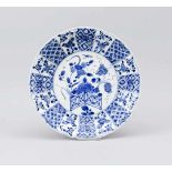Weiß-Blauer Teller, China, frühe Qing-Dynastie (Kangxi), 17. Jh. Schmaler Fußring. Relativsteile,
