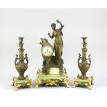 Jugendstil Figuren Pendule mit 2 korrespondierenden Beistellern für je eine Kerze,bronzierte Dame