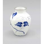 Vase mit Silberrand, Rosenthal, Selb, 1940-50er Jahre, weiß, Wandung mit floraler Malereiin Blau,